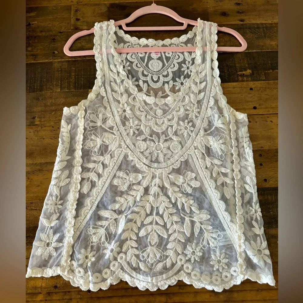 Transparent lace flowy tank with stretch in beautiful rich crème - Picture 1 of 1
